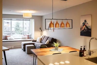 Image de Village Center 1br:Sleeps 4, Balcony & Near Restaurants and Shops!