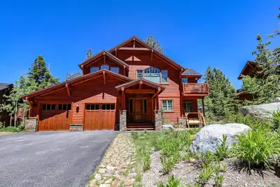 Image de Pet-Friendly 5-Star Elegant Modern Home on Golf Course. Hot Tub and Gas Grill