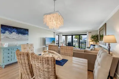 Image de Updated ocean view condo with a large balcony and seasonally heated beachfront pool