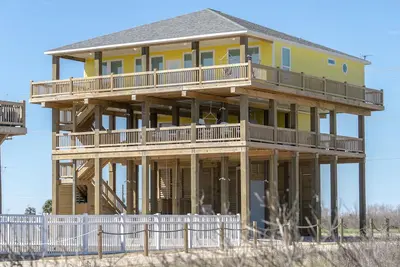 Image de Hot tub, lift, multiple decks and panoramic beach and intercoastal views.