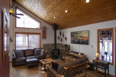 Image de Cozy Truckee cabin in Tahoe Donner with modern luxuries and e-vehicle charging