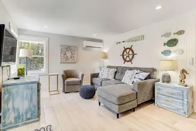 Image de The Reef | Cozy Hideaway | Private Patio | Located Steps from the Beach