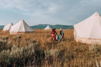 Image de Triple Tent w/ Shared Bathroom - Step into our open field between the mountains.
