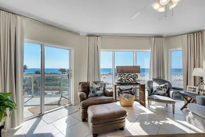 Image de Emerald Isle #108, Beach Front, Sleeps 7- First Floor, End Unit w/ Balcony