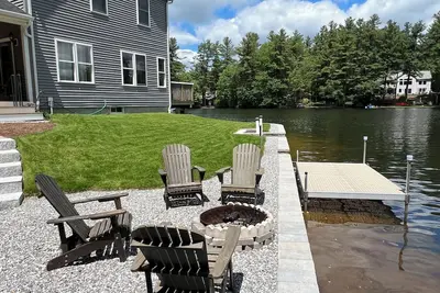 Image de Welcome to your dream lake getaway! Lovely views of 150 feet lakefront bliss!