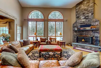 Image de Mountain-view house with media room, and walk to lifts