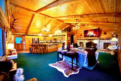 Image de Enchanted Log Home on Large Lot Pet friendly