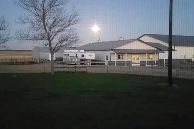Image de Modern farmhouse oasis. - horses welcome