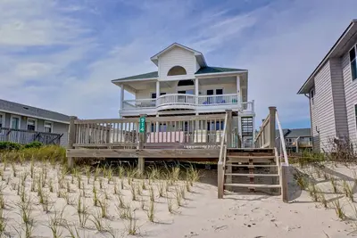 Image de Beautiful Beachfront 6 Bedroom Home with Private Sundeck on Dune