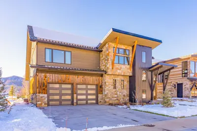 Image de Mountain home near gondola to ski resort with private hot tub & game/pub room