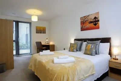Image de Modern & Spacious Ground Floor 2 Bed/ 2 Bath Apartment