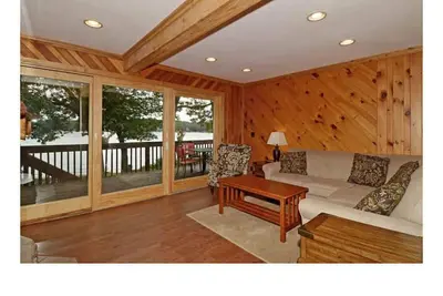 Image de 20 person Villa located right on Lake Delton in heart of Wisconsin Dells