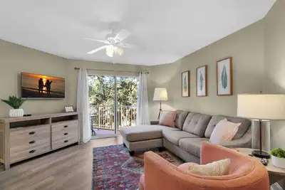 Image de Snowbird Special – Jan & Feb Rates • Walk to Beach • Pool • 1br Sleeps 6