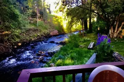 Image de Streamside dream with hot tub