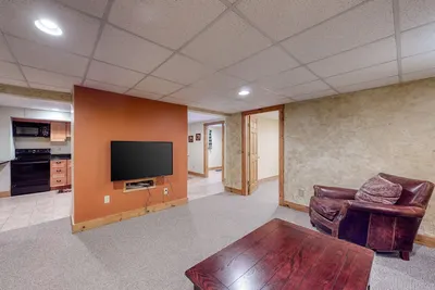 Image de Wonderful Lower-Level Retreat with Full Kitchen & Free WiFi - Walk to Lifts