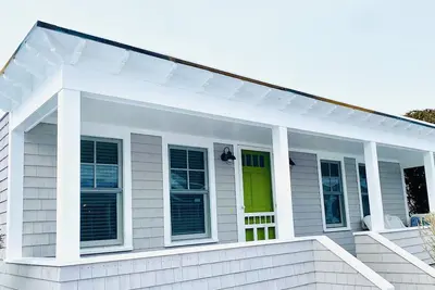 Image de Newly Renovated - Charming Cottage by Easton's Beach