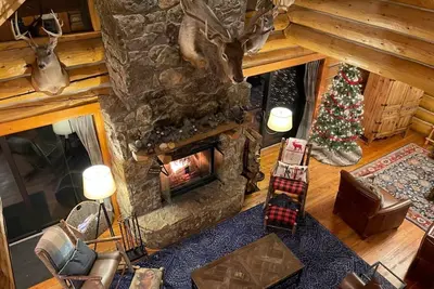 Image de Luxe Log Home w/ Hot Tub & Steam Shower on Private Lake