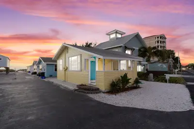 Image de Canary Beach Cottage - steps to the sand!