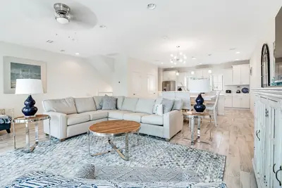 Image de Dog-friendly townhouse with two pools, hot tub, easy beach access, bikes, & deck
