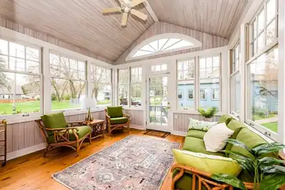 Image de 2025 Open! Three Night Min! New Buffalo Home Walking Distance To Downtown and Be