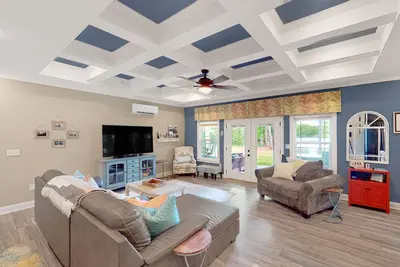 Image de Elegant lakefront home with fast WiFi, large yard & dock