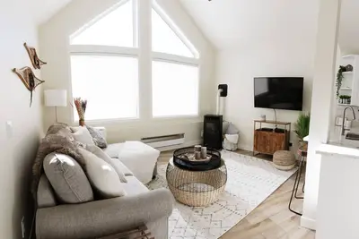 Image de Bright and modern, Ski In/Out with Hot tub and cozy fireplace!