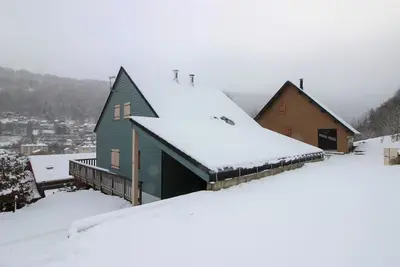 Image de Chalet spacieux avec terrasse et poêle à bois près du centre