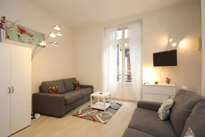 Image de Grand Studio 27m² avec Balcon en Hyper Centre, Proche Thermes et Commodités