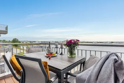 Image de Chill Harbour - 1st row on the water, 2nd floor, harbor view, balcony, shower room