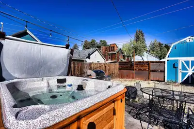 Image de Victorian Home w/ Hot Tub, Fire Place & Work Space