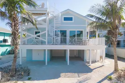 Image de Beautiful New Pool Home with Gulf Views and Heated pool, steps to Bean Point!