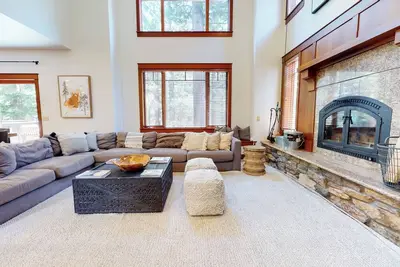 Image de Pet-Friendly, Bright, Updated & On Golf Course! Game Room, Hot Tub, Gas Grill