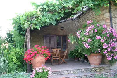 Image de Ferme du 17ème siècle, mobiliers anciens, beaucoup de fleurs
