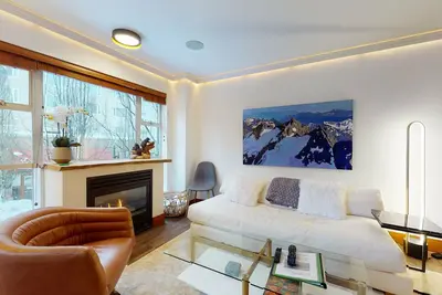 Image de Beautifully Renovated 3 Bedroom 2 Bath Glacier Lodge condo Ski In/Out Upper Village
