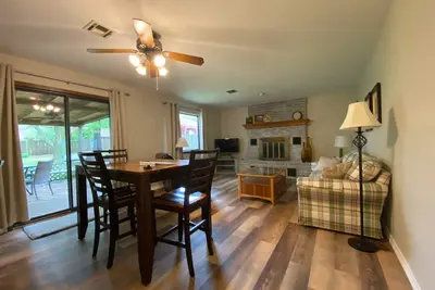 Image de Renovated & peaceful home with bike storage and connected to Razorback Greenway