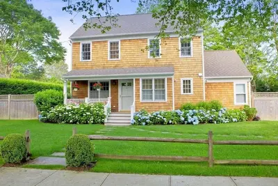 Image de Heart of East Hampton Village with Outdoor Kitchen