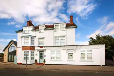 Image de Hot tub, sauna, sea & beach views, sleeps 16 in 7 bedrooms, 5 star Luxury house
