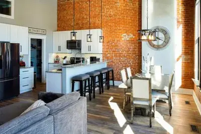 Image de East Empire Theatre Loft, Downtown! Sleeps 4, Local Golfing 50% Off!