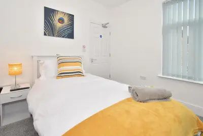 Image de 4 Bed-Moderne-Maison-Salle de bain privée séparée