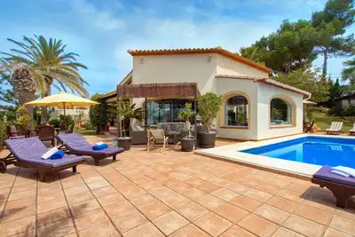 Image de Maison de vacances privée avec piscine, climatisation, bain à remous, internet, Tv, terrasse