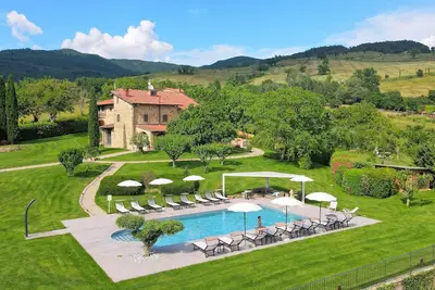 Image de \"Il Gelso by Fewo-Toskana\" Tuscany, vacation villa with private pool, 12 bedrooms.