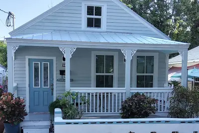 Image de A Stones Throw Away from Duval - Downtown -Caroline's Cottage Kw
