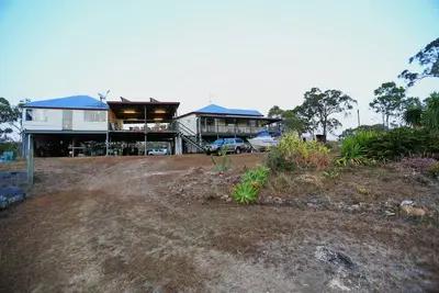 Image de Big inviting Queenslander overlooking the bay with sea breezes and water views