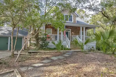 Image de Maritime forest nestled home. Newly renovated, quiet screened in porch with nature views
