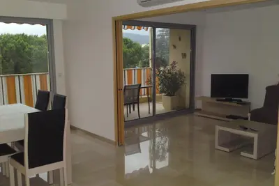 Image de Appartement climatisé traversant dans résidence avec piscine et port privé
