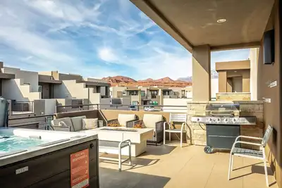 Image de Latitude Adjustment Private Hot Tub, 4 King Beds