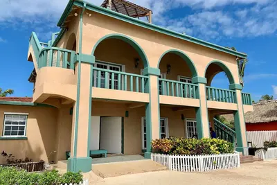 Image de Beachfront. Close to Secret Beach. Kayaks. Bikes. Pool. Paddleboards. 5bdr
