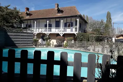 Image de Grand Gite des Trois Mousquetaires Piscines et salle de réception.