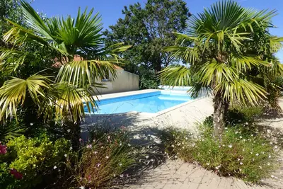 House of 125m2, including veranda. Pool. Land not overlooked.
