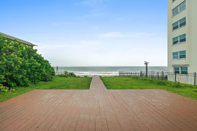 Image de Oceanfront Beach Villa on Daytona Beach Shores